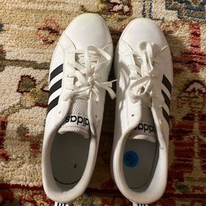 WHITE ADIDAS SIZE 10 SNEAKERS